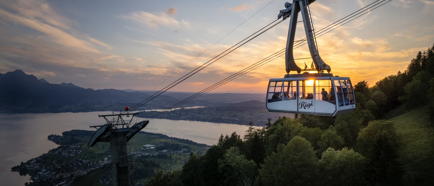 Schwebendes Restaurant Kabine der Luftseilbahn bei Sonnenuntergang