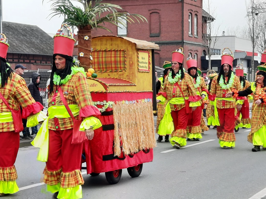 Karneval Foto Flora Westfalica.jpg Eine fröhliche Karnevalsparade mit bunt gekleideten Teilnehmern in roten und gelben Kostümen.