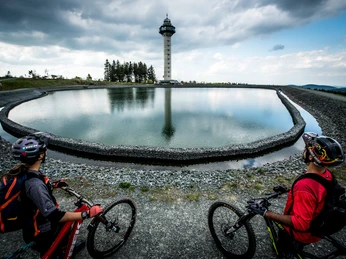 Biker am See auf dem Ettelsberg c) Nathan Hughes.jpg