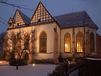Klosterkirche_Blomberg_cr_Rüdiger Haase.jpg Beleuchtete Klosterkirche in Blomberg bei Dämmerung mit schneebedecktem Dach und gotischen Fenstern.