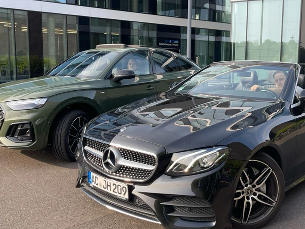 Central Car Autos Ein Audi und ein Mercedes-Cabrio stehen nebeneinander.