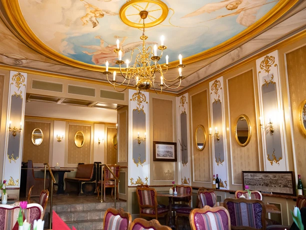 Historický interiér restaurace Bachstüb'l - Gastronomie v Lipsku V historických sklepeních zámku Bachstüb'l si můžete vychutnat vynikající domácí kuchyni.