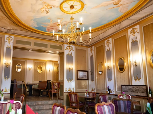 Historischer Innenraum des Bachstüb'ls - Gastronomien in Leipzig Im historischen Gewölbe des Bachstüb'ls könnt ihr die hervorragende, gutbürgerliche Küche genießenIn the historic vaults of the Bachstüb'l you can enjoy excellent, home-style cookingV historických sklepeních zámku Bachstüb'l si můžete vychutnat vynikající domácí kuchyni.W zabytkowych podziemiach Bachstüb'l można delektować się wyśmienitą kuchnią domowąIn de historische gewelven van de Bachstüb'l kun je genieten van een uitstekende, huiselijke keuken.Nelle volte storiche del Bachstüb'l si può gustare un'eccellente cucina casalinga.