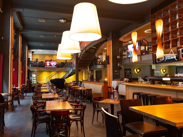 Barfusz Restaurant and Bar - Gastronomie v Lipsku Barfusz se nachází přímo na oblíbené lipské hospodské míli Barfußgäßchen - jídlo a nápoje v moderním prostředí.