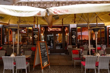Außenbereich des Barfusz - Gastronomien in Leipzig Das Barfusz Restaurant überzeugt mit seinem modernen Ambiente drinnen und im Außenbereich auf der Kneipenmeile Barfußgäßchen
