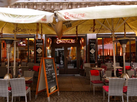 Außenbereich des Barfusz - Gastronomien in Leipzig Das Barfusz Restaurant überzeugt mit seinem modernen Ambiente drinnen und im Außenbereich auf der Kneipenmeile BarfußgäßchenThe Barfusz Restaurant impresses with its modern ambience inside and outside on the Barfußgäßchen pub mileRestaurace Barfusz zaujme svým moderním prostředím uvnitř i venku na míli hospody Barfußgäßchen.Restauracja Barfusz zachwyca nowoczesną atmosferą wewnątrz i na zewnątrz pubu Barfußgäßchen.Het Barfusz Restaurant maakt indruk met zijn moderne ambiance binnen en buiten op de Barfußgäßchen pub mijlIl ristorante Barfusz colpisce per il suo ambiente moderno all'interno e all'esterno sul miglio del pub Barfußgäßchen.