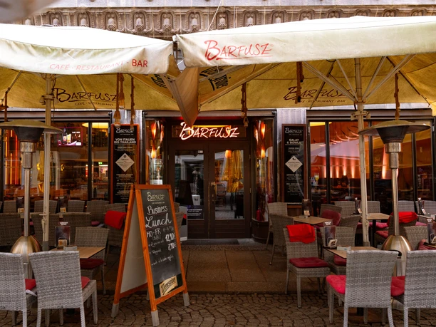 Außenbereich des Barfusz - Gastronomien in Leipzig Das Barfusz Restaurant überzeugt mit seinem modernen Ambiente drinnen und im Außenbereich auf der Kneipenmeile Barfußgäßchen