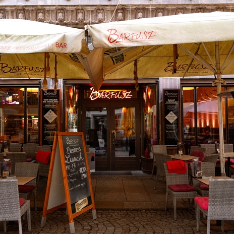 Restauracja Barfusz zachwyca nowoczesną atmosferą wewnątrz i na zewnątrz pubu Barfußgäßchen.