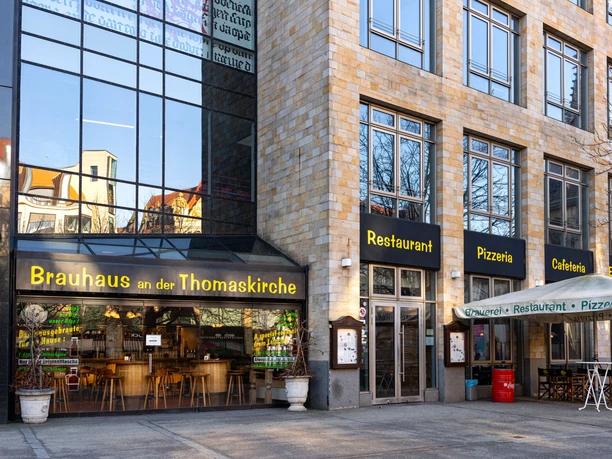 Brauhaus an der Thomaskirche - Gastronomie v Lipsku Po návštěvě kostela svatého Tomáše nebo procházce po obchodech v centru města vám pivovar nabízí přestávku v tradičním prostředí.