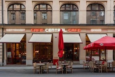 Das Café Central in der Innenstadt - Gastronomien und Cafés in Leipzig Im Café Central könnt ihr neben Kaffee und anderen Getränken französische Kleinigkeiten probieren und euch eine Pause gönnen
