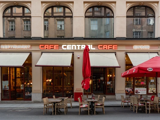 Das Café Central in der Innenstadt - Gastronomien und Cafés in Leipzig Im Café Central könnt ihr neben Kaffee und anderen Getränken französische Kleinigkeiten probieren und euch eine Pause gönnen At Café Central you can sample French snacks alongside coffee and other drinks and treat yourself to a breakV kavárně Café Central si můžete pochutnat na francouzském občerstvení a dopřát si přestávku u kávy a dalších nápojů.W Café Central można skosztować francuskich przekąsek i zrobić sobie przerwę na kawę i inne napojeIn Café Central kun je genieten van Franse snacks en jezelf trakteren op een pauze met koffie en andere drankjes.Presso il Café Central è possibile degustare spuntini francesi e concedersi una pausa con caffè e altre bevande.