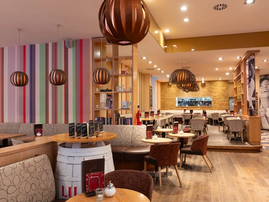 Gemütlicher Innenbereich des Café Centrals – Cafés und Gastronomien in Leipzig Das Café Central bietet gemütliche Sitzgelegenheiten und Getränke sowie leckere französische KleinigkeitenCafé Central offers cozy seating and drinks as well as delicious French snacksCafé Central nabízí útulné posezení, nápoje a lahodné francouzské občerstvení.Kawiarnia Café Central oferuje przytulne siedzenia i napoje, a także pyszne francuskie przekąskiCafé Central biedt gezellige zitjes en drankjes, maar ook heerlijke Franse snacksIl Café Central offre posti a sedere accoglienti, bevande e deliziosi spuntini francesi.