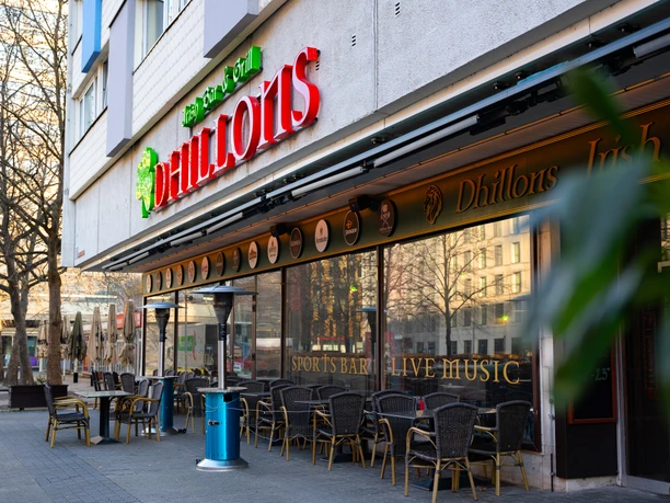 Dhillons Restaurant et Irish Pub - Gastronomie et bars à Leipzig Le pub irlandais traditionnel Dhillons propose différentes sortes de bières et des spécialités de grillades.
