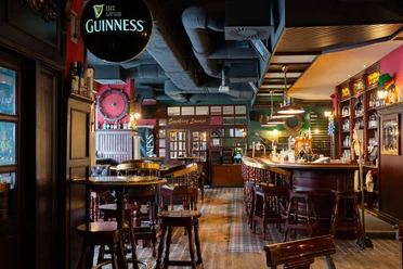 Irish Pub Dhillons Innenraum in der Leipziger Innenstadt – Bars und Gastronomien in Leipzig Der Innenbereich des Dhillons überzeugt mit seinem klassischen, irischen Flair