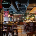 Irish Pub Dhillons Innenraum in der Leipziger Innenstadt – Bars und Gastronomien in Leipzig Der Innenbereich des Dhillons überzeugt mit seinem klassischen, irischen Flair