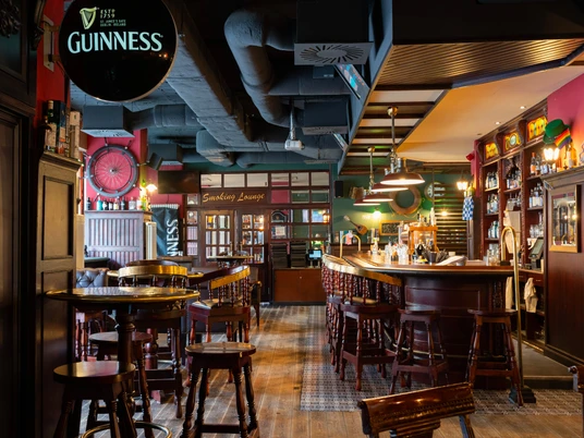 Irish Pub Dhillons Innenraum in der Leipziger Innenstadt – Bars und Gastronomien in Leipzig Der Innenbereich des Dhillons überzeugt mit seinem klassischen, irischen Flair