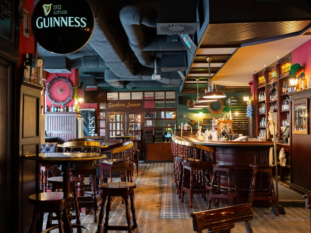 Irish Pub Dhillons Innenraum w centrum Lipska - Bary i restauracje w Lipsku Wnętrze Dhillon zachwyca klasycznym irlandzkim stylem
