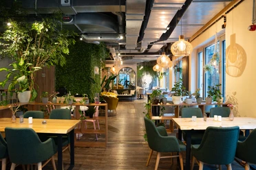 Das Endless Café – Cafés und Gastronomien in Leipzig Das Endless Café überzeugt mit moderner Inneneinrichtung und einer Menge Pflanzen