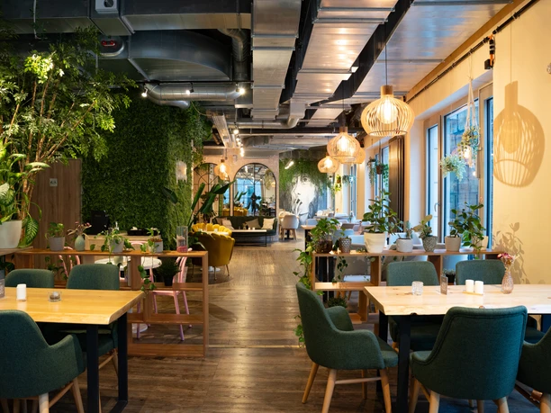 The Endless Café - Cafés and restaurants in Leipzig The Endless Café impresses with its modern interior design and lots of plants