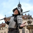 Stadtführung_Ritter Lutz_©-.jpg Einladender Ritter Lutz in Rüstung mit Schwert vor dem historischen Lüneburger Rathaus.