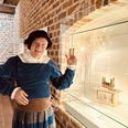 Andreas Rönnaus als Bürgermeister Witzendorff beim Bürgerschwur_©Lüneburg Marketing GmbH.jpg Bürgermeister Witzendorff mit erhobener Schwurhand an einer Vitrine. Historische Rathausführung.