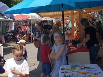 Marché de Pentecôte Besucher betrachten die Stände am PfingstmarktVisitors view the stalls at the Whitsun marketLes visiteurs regardent les stands du marché de Pentecôte
