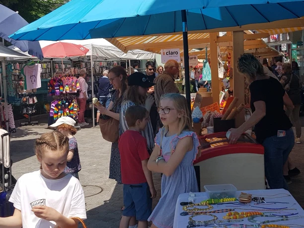 Marché de Pentecôte Les visiteurs regardent les stands du marché de Pentecôte