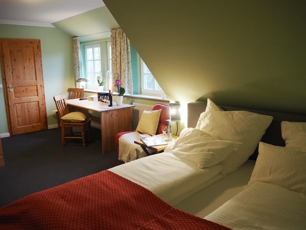 Ferienhof-Hage-Doppelzimmer-Bett.jpg