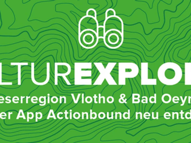 KulturExplorer Ein grüner Hintergrund mit topografischen Linien und großen weißen Buchstaben. Text verweist auf die App.