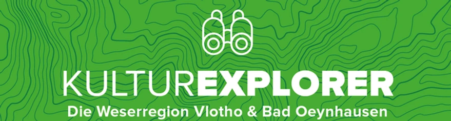 KulturExplorer Ein grüner Hintergrund mit topografischen Linien und großen weißen Buchstaben. Text verweist auf die App.