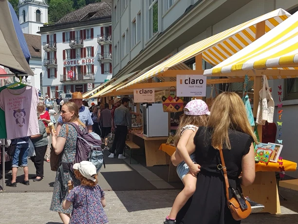 Marché de Pentecôte Les visiteurs déambulent dans le marché de Pentecôte