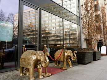 Indian Crown Eingang – Gastronomien in Leipzig Der Eingang des Restaurants Indian Crown in der Leipziger City ist verziert mit goldenen Elefanten, Gastronomie, Kulinarik