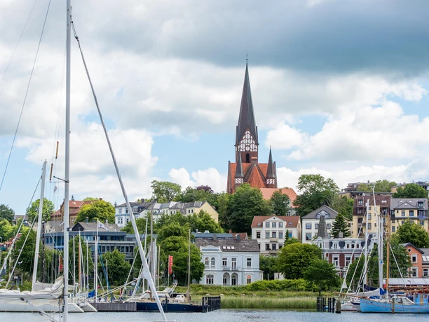 St. Jürgen-Kirche mit Wasser