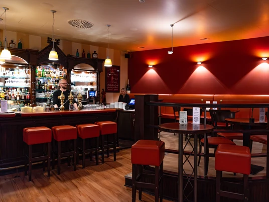 Kümmel Apotheke Innenraum – Gastronomien in Leipzig Von den bequemen Polsterbänken und Stühlen hat man einen guten Blick auf das bunte Treiben in der Mädler Passage, Gastronomie, KulinarikFrom the comfortable upholstered benches and chairs, you have a good view of the colorful hustle and bustle in the Mädler Passage, gastronomy, cuisineZ pohodlných čalouněných lavic a židlí máte dobrý výhled na pestrý ruch v Mädlerově pasáži, gastronomii, kuchyni a na to, co se děje na náměstí.Z wygodnych tapicerowanych ławek i krzeseł roztacza się dobry widok na kolorowy zgiełk w pasażu Mädler, gastronomia, kuchniaVanaf de comfortabele gestoffeerde banken en stoelen heb je een goed uitzicht op de kleurrijke drukte in de Mädler Passage, gastronomie, cuisineDalle comode panchine e sedie imbottite si ha una buona visuale sul colorato viavai del Mädler Passage, gastronomia, cucina