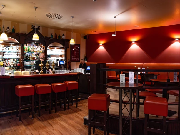 Kümmel Apotheke Innenraum – Gastronomien in Leipzig Von den bequemen Polsterbänken und Stühlen hat man einen guten Blick auf das bunte Treiben in der Mädler Passage, Gastronomie, Kulinarik