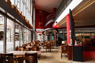 La Piazza na náměstí Burgplatz se rozkládá na dvou podlažích a zve vás k posezení a gastronomickému zážitku.