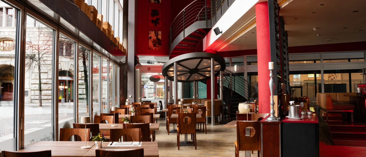La Piazza Restaurant Innenraum – Gastronomien in Leipzig Auf zwei Etagen lädt das La Piazza am Burgplatz zum Verweilen ein, Gastronomie
