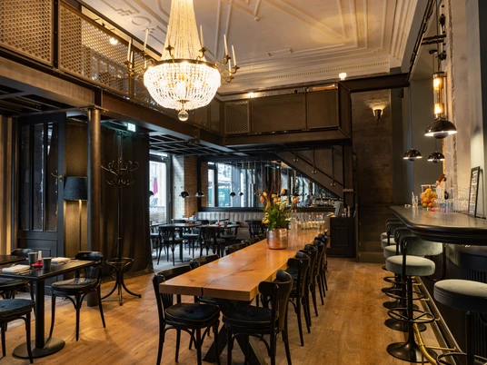 Macis Biorestaurant im industriellen Art Déco-Ambiente – Gastronomien in Leipzig Das Macis ist ein Biorestaurant mit eigener Bäckerei und Bio-Markt, Gastronomie