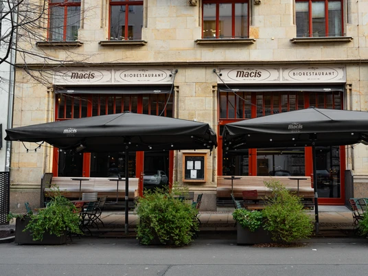Macis Biorestaurant Außenansicht – Gastronomien in Leipzig In der warmen Jahreszeit können die Gäste des Macis im Außenbereich vor dem Restaurant sitzen und ihr Essen genießen, Gastronomie