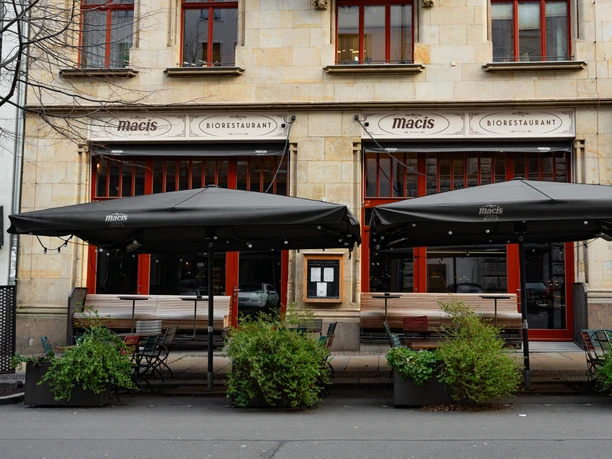 W cieplejszych miesiącach goście hotelu Macis mogą usiąść na zewnątrz przed restauracją i delektować się posiłkiem, Gastronomia