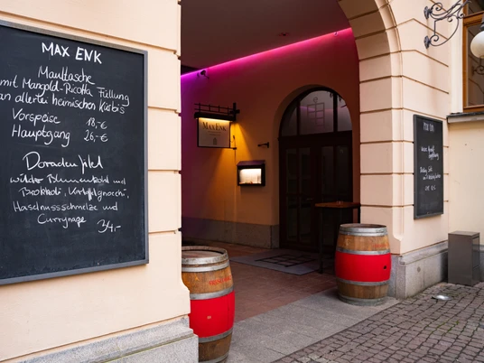 Max Enk Eingangsbereich mit Speisekarte – Gastronomien in Leipzig Das Laurentius Mittagsmenü im Max Enk besteht aus drei Gängen, Gastronomie