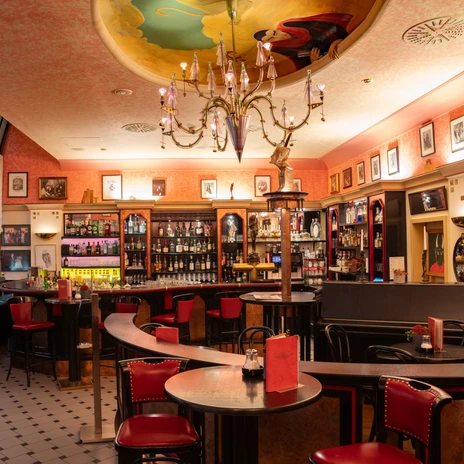 Die großzügige Bar im Mephisto serviert kreative Drinks – Gastronomien in Leipzig