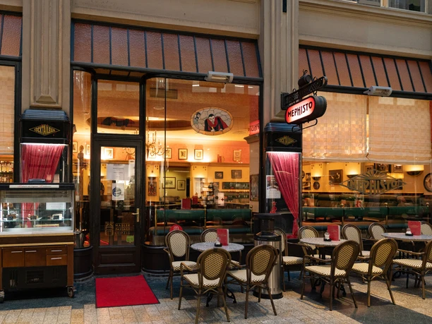 Die Mephisto Bar in der beliebten Mädler Passage – Gastronomien in Leipzig Die Mephisto Bar befindet sich inmitten der bekannten Mädler Passage, Gastronomie