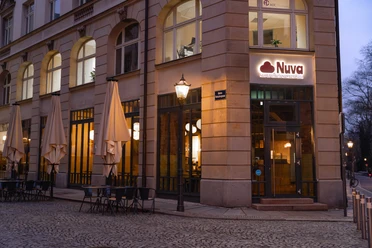 Das Pizzarestaurant Nuva im Lipsia Haus – Gastronomien in Leipzig Das Nuva befindet sich im unter Denkmalschutz stehenden Lipsia Haus, Gastronomie