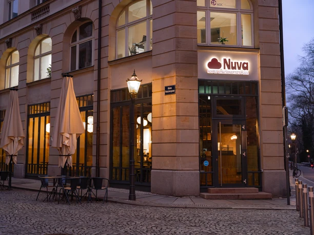 Nuva se nachází v památkově chráněné budově Lipsia Haus s restaurací a barem.