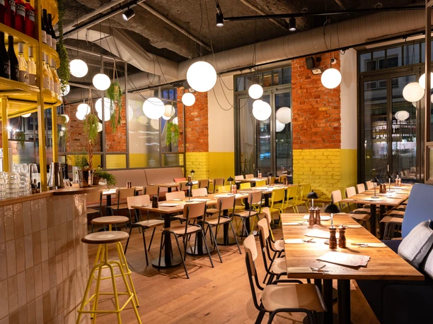 Interiér restaurace Nuva je navržen v moderním industriálním stylu a nabízí stravování pro