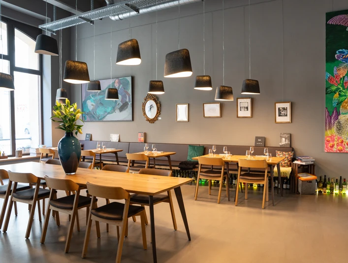 Planerts Restaurant Innenbereich – Gastronomien in Leipzig Das Planerts begrüßt seine Gäste in modernem Ambiente inmitten des Oelßner's Hof, GastronomieThe Planerts welcomes its guests in a modern ambience in the middle of the Oelßner's Hof, gastronomyPlanerts vítá své hosty v moderním prostředí v centru Oelßner's Hof, gastronomiePlanerts wita swoich gości w nowoczesnej atmosferze w centrum Oelßner's Hof, gastronomiaDe Planerts verwelkomt zijn gasten in een moderne ambiance in het centrum van Oelßner's Hof, gastronomieIl Planerts accoglie i suoi ospiti in un ambiente moderno nel centro dell'Oelßner's Hof, gastronomia