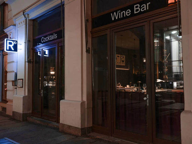 R10 Restauracja i bar - widok z zewnątrz - Gastronomia w Lipsku R10 łączy w sobie restaurację i bar w miejskiej lokalizacji, catering