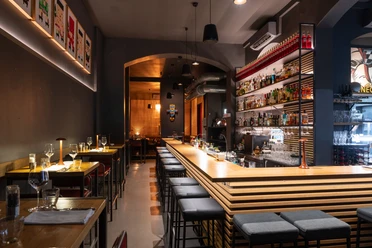 R10 Wnętrze restauracji i baru - Gastronomia w Lipsku Nowoczesny bar w R10 serwuje wybrane napoje do i po posiłku, a także catering.