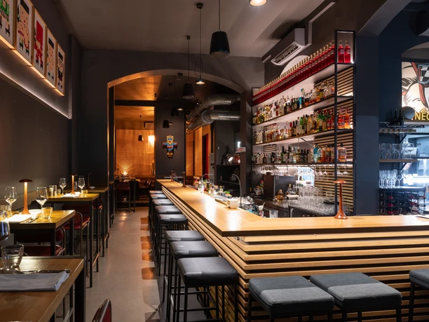 R10 Wnętrze restauracji i baru - Gastronomia w Lipsku Nowoczesny bar w R10 serwuje wybrane napoje do i po posiłku, a także catering.